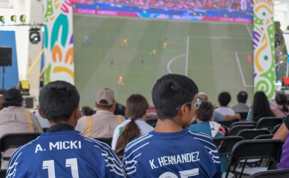 Instalan gigante futbolero en Utopía Meyehualco; vecinos de Iztapalapa se reúnen para ver el Mundial. 
Foto: Santiago Cadena / El Universal