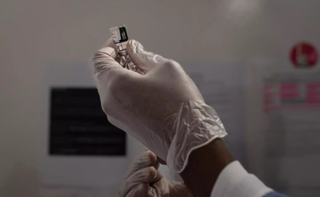 Un sanitario prepara una dosis de la vacuna del coronavirus con un vial y una aguja  Foto: MICHAAL NIGRO / ZUMA PRESS / CONTACTOPHOTO