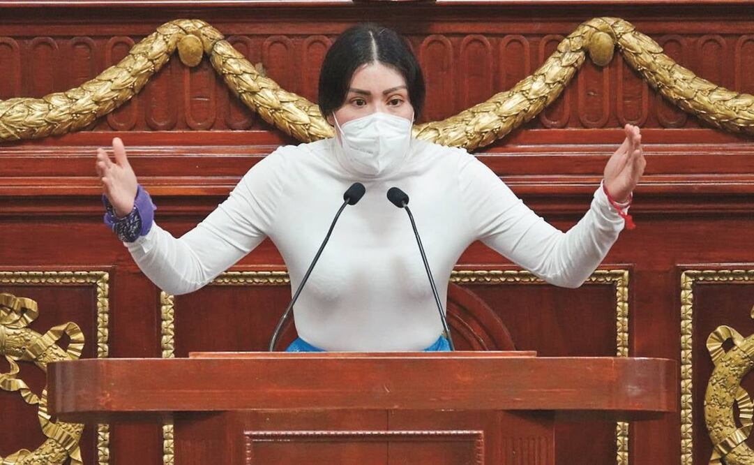 Desde la tribuna del Congreso, la saxofonista María Elena Ríos enfatizó que en la calle las mujeres son atacadas con ácido. Foto: Graciela Lóez/ Cuartoscuro