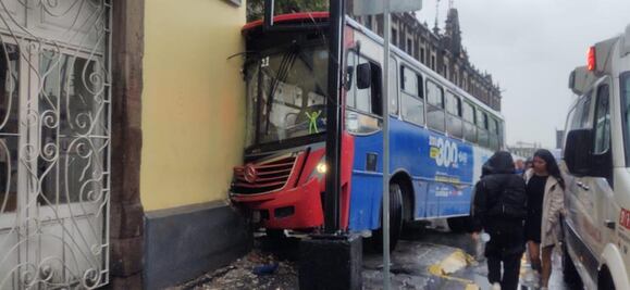 Camión se impacta en pleno centro de Toluca; arrasa con dos puestos ambulantes 
