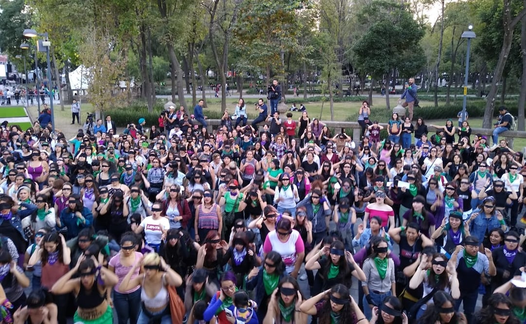 Las mujeres se coordinan con altavoces, acompañadas de cacerolas y palos. Foto: Karla Rodríguez / EL UNIVERSAL