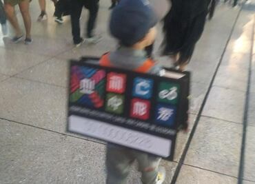 Semovi encuentra al pequeño que se disfrazó de tarjeta de la Red de Movilidad Integrada y esto le regalaron