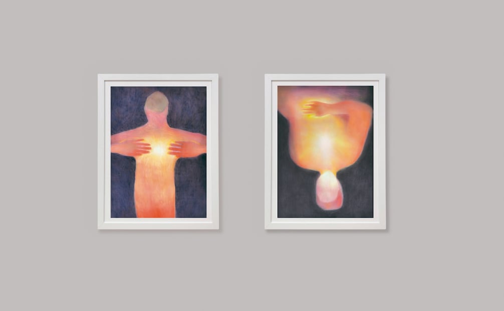 Sofía Cruz, quien radica en Viena, y dos de las pinturas que forman parte de la muestra. Foto:  Sofía Cruz