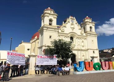 Mando policiaco cumple 24 horas retenido en Oaxaca