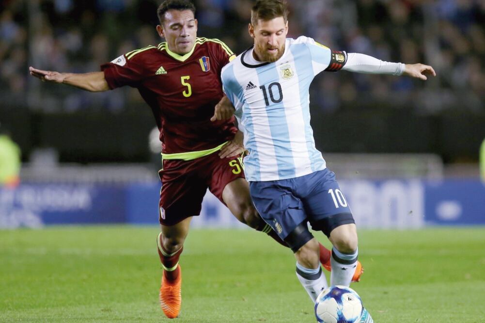 Lionel Messi fue nulificado por la marca de Arquímides Figueroa. FOTO: MARTÍN ZABALA. XINHUA