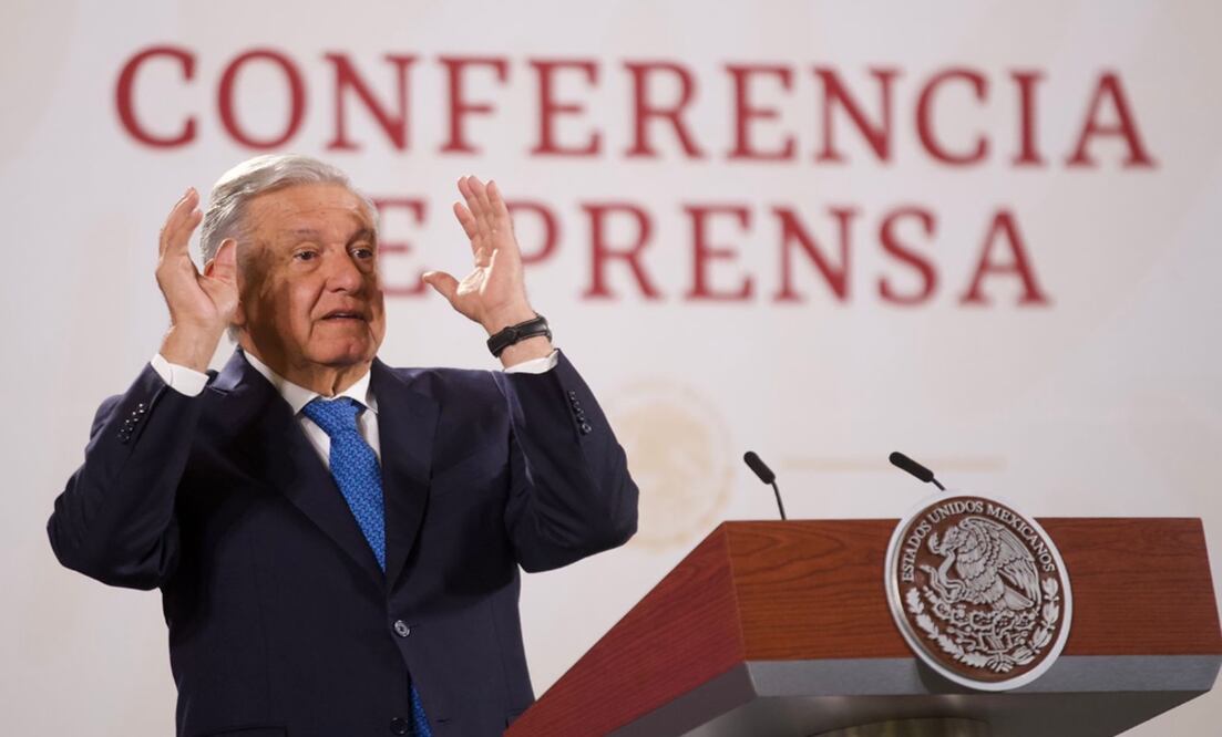 “Ayer me quedé pensando de que lo mejor es hacer una consulta a los ciudadanos, que no sea un asunto cupular y ya tengo la propuesta de las tres preguntas", dijo López Obrador. Foto: Germán Espinosa