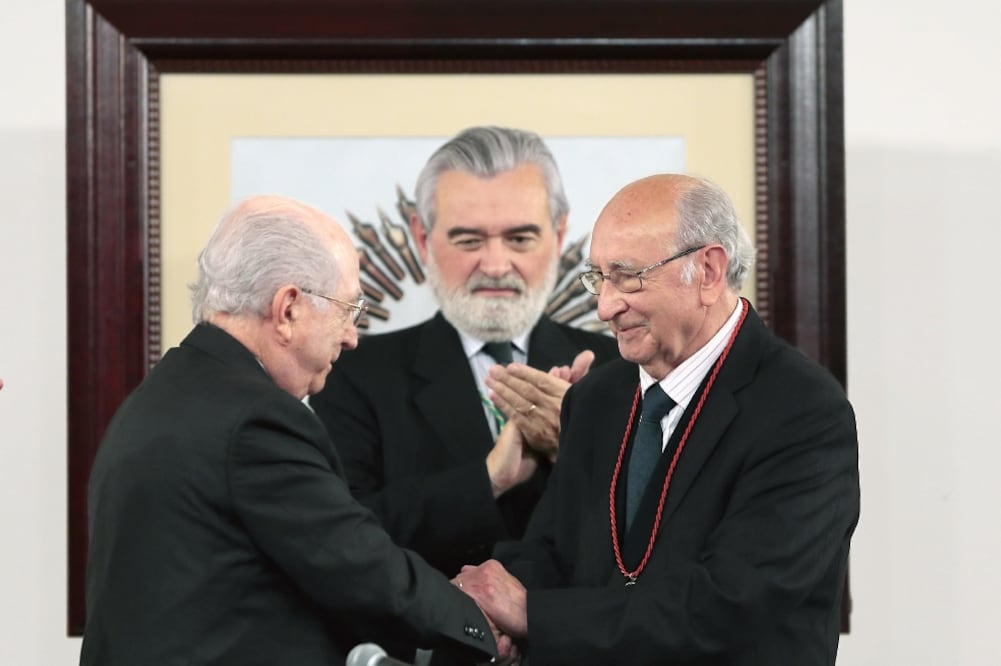 Jaime Labastida premia a Pedro Lastra durante la inauguración del Congreso; en el acto participó también Darío Villanueva, director de la RAE (JOSÉ MÉNDEZ. EFE)