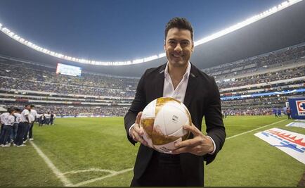 Carlos Rivera canta el Himno Nacional y divide opiniones