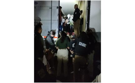 Rescatan a 92 migrantes, 19 menores, que iban hacinados en un tráiler en Coahuila 