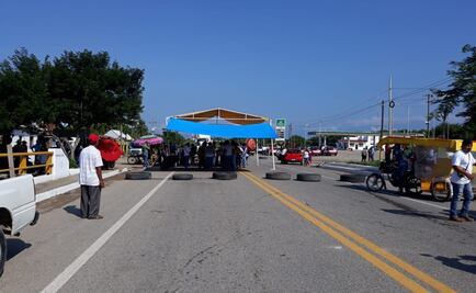 En segundo día de bloqueos, maestros de Oaxaca exigen atención a escuelas tras 7-S