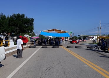 En segundo día de bloqueos, maestros de Oaxaca exigen atención a escuelas tras 7-S