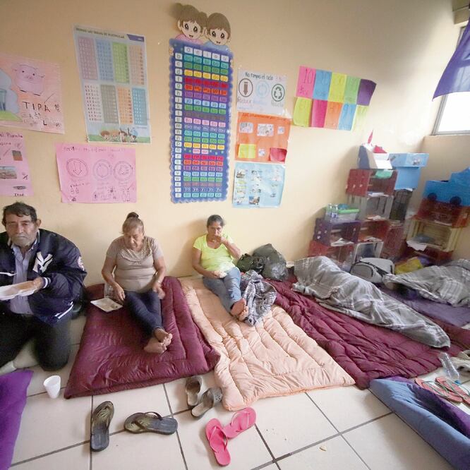 Más de 12 mil personas en Nayarit fueron ubicadas en 19 albergues habilitados principalmente en escuelas e instalaciones de la Universidad Tecnológica. (CARLOS ZEPEDA. EL UNIVERSAL)