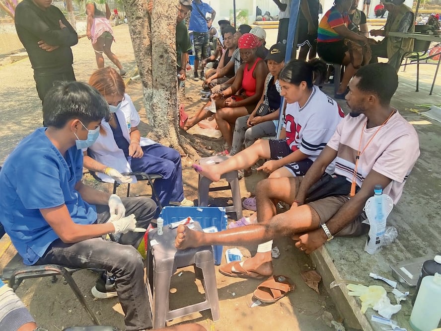 En Mapastepec, migrantes recibieron atención médica por el desgaste físico debido a la caminata. Foto: María de Jesús Peters