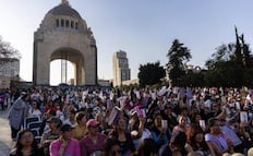 Secretaría de Cultura realiza clase de salud sexual femenina en Monumento a la Revolución; regalan preservativos y juguetes sexuales