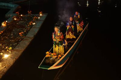 Día de Muertos: desfile nocturno de canoas en un pueblo mágico