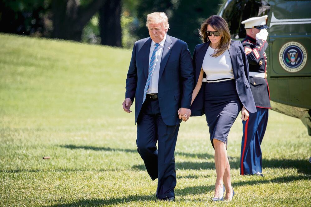 Polémica. Donald Trump y su esposa Melania en la Casa Blanca, donde el mandatario volvió a desacreditar a las agencias de inteligencia (ANDREW HARNIK. AP)