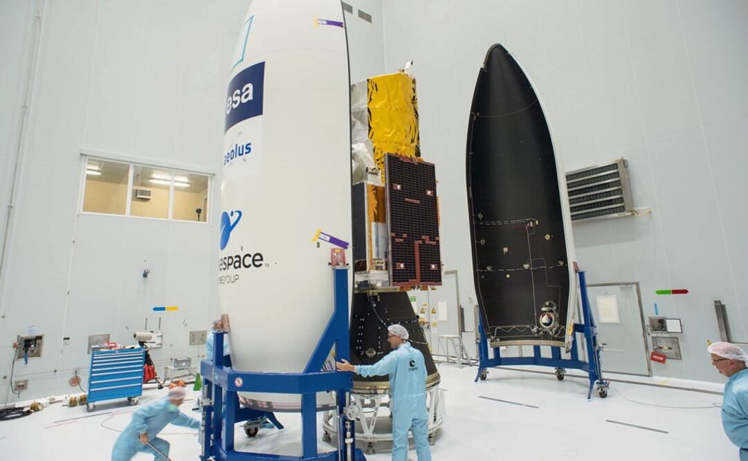 Varios operarios preparan el satélite Aeolus, de la Agencia Espacial Europea. Foto: EFE