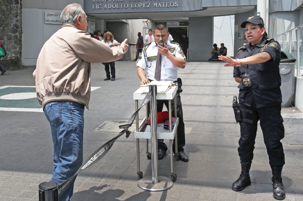 Personal de seguridad del Hospital Regional Adolfo López Mateos negó el acceso a los pacientes al percatarse de la presencia de reporteros de EL UNIVERSAL (JUAN CARLOS REYES GARCÍA. EL UNIVERSAL)