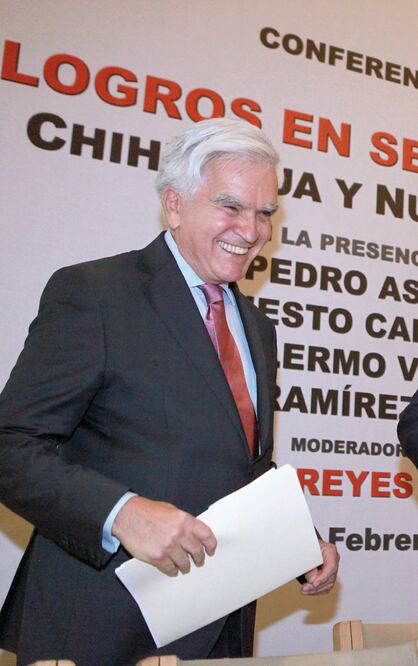 Le llueve en su milpita a Don Ernesto