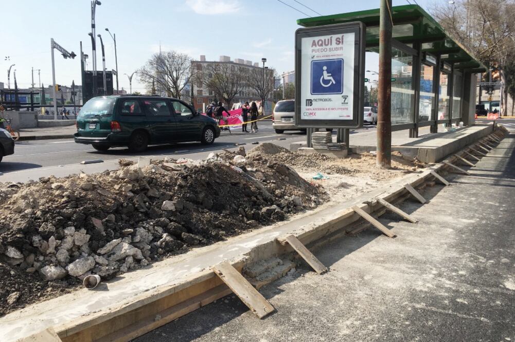 EL UNIVERSAL comprobó en un recorrido que en varios tramos del Metrobús se tiene el balizamiento y bolardos, en otros ni siquiera se ha pavimentado. (BERENICE FREGOSO. EL UNIVERSAL)