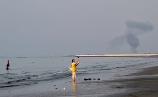Guardianes de Irán reportan explosión de dos petroleros en el estrecho de Ormuz; acusan operación de inteligencia de EU