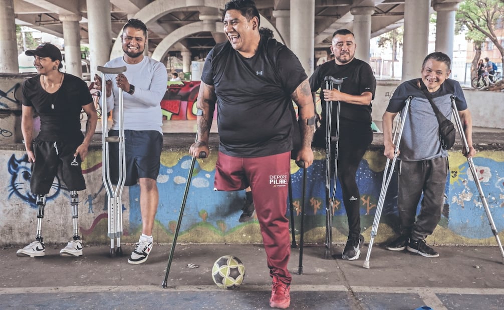 Jesús Adrián Cruz (centro) entrena y juega futbol en una cancha ubicada bajo un puente vehicular en la alcaldía Iztapalapa. Foto: Luis Camacho/ EL UNIVERSAL