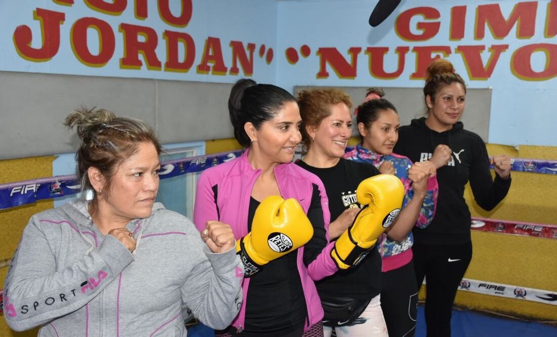 Luego de entrenar con mujeres boxeadoras de Tepito, Alejandra Barrales realizó un recorrido por el Barrio Bravo. Foto: Twitter @Ale_BarralesM