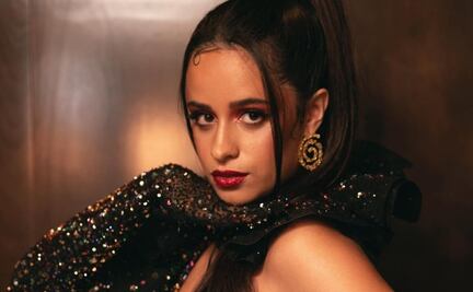 Camila Cabello sorprende con un elegante y sensual vestido strapless de lunares