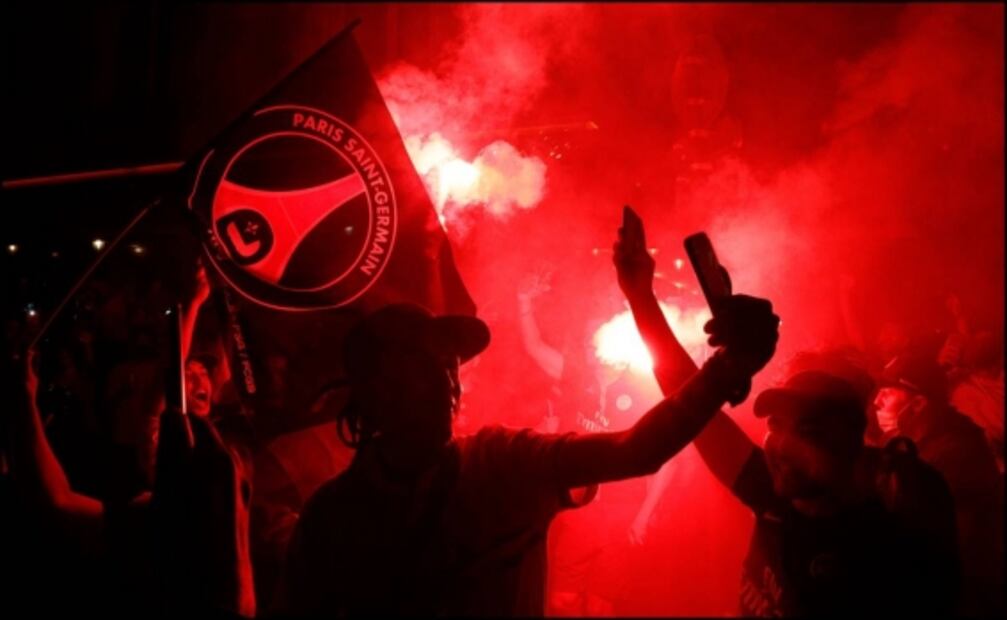 Aficionados del PSG festejan afuera de su estadio en plena pandemia