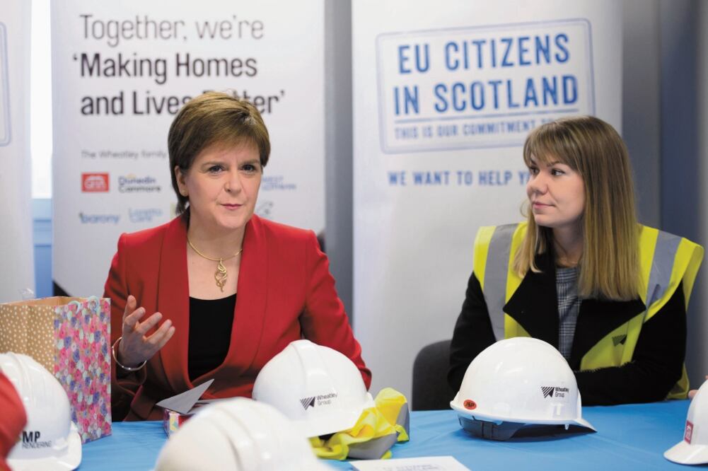 La premier de Escocia, Nicola Sturgeon, visitó ayer la construcción de un edificio en Easterhouse, mientras sigue la incertidumbre sobre el Brexit. Foto: JOHN LINTON. REUTERS