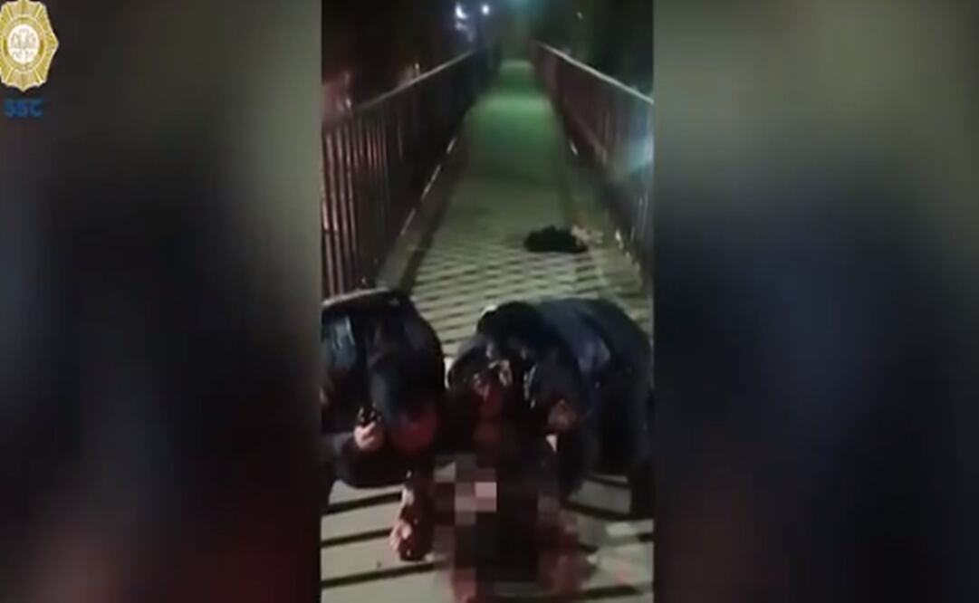 Policías evitan que joven se arroje de un puente peatonal en Iztacalco