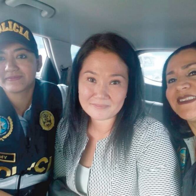 Falsa selfie . Una cuestionada foto de policías con Keiko Fujimori, todas sonrientes tras la detención de la legisladora, resultó ser un montaje. Foto: TWITTER