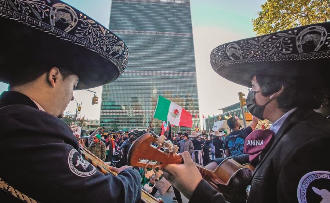 Decenas de simpatizantes del presidente de México acudieron a la sede de la ONU a brindarle apoyo y llevar mariachis. Foto: Eduardo Muñoz. AP