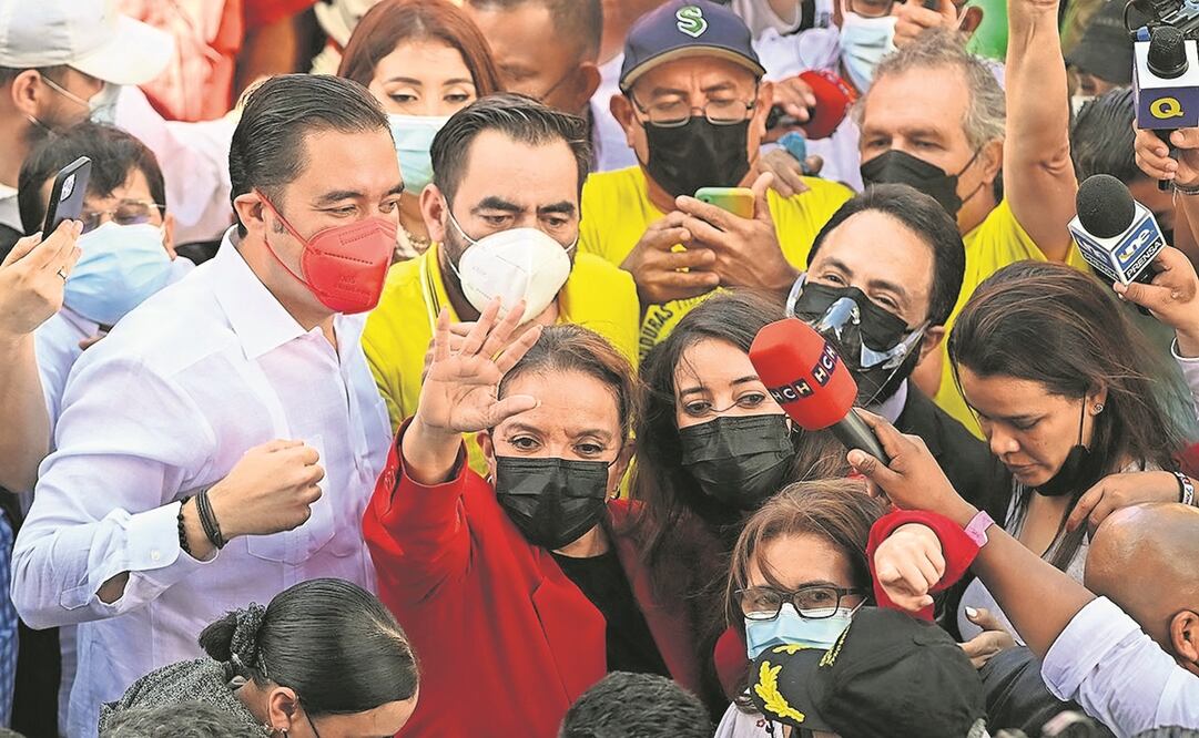 La presidenta hondureña Xiomara Castro, con su hijo Héctor y su hija Xiomara, saludan a simpatizantes en Tegucigalpa. Foto: Orlando Sierra. AFP