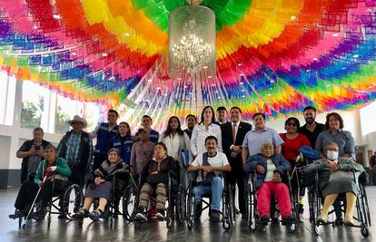 "Seguiremos buscando apoyos" Lía Limón entrega 69 sillas de ruedas a personas con discapacidad