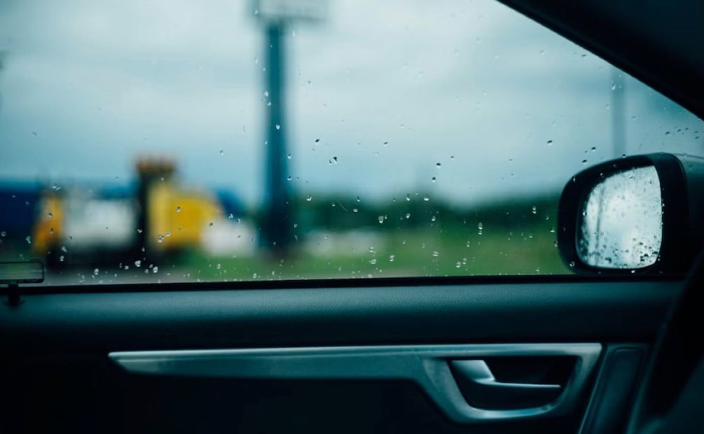 Evita conducir rápido en la lluvia. Foto: Unsplash