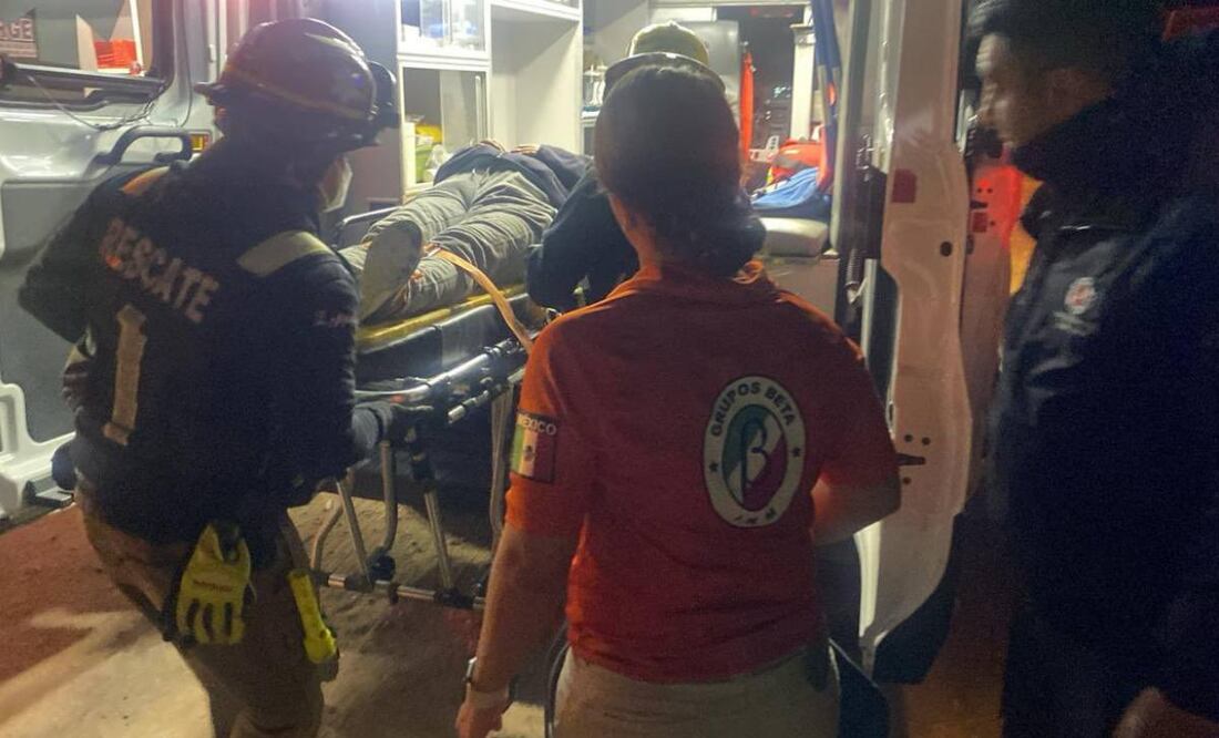 El INM informó que en un operativo, agentes del Grupo Beta, auxiliaron a las dos connacionales tras sufrir la caída. Foto: Especial