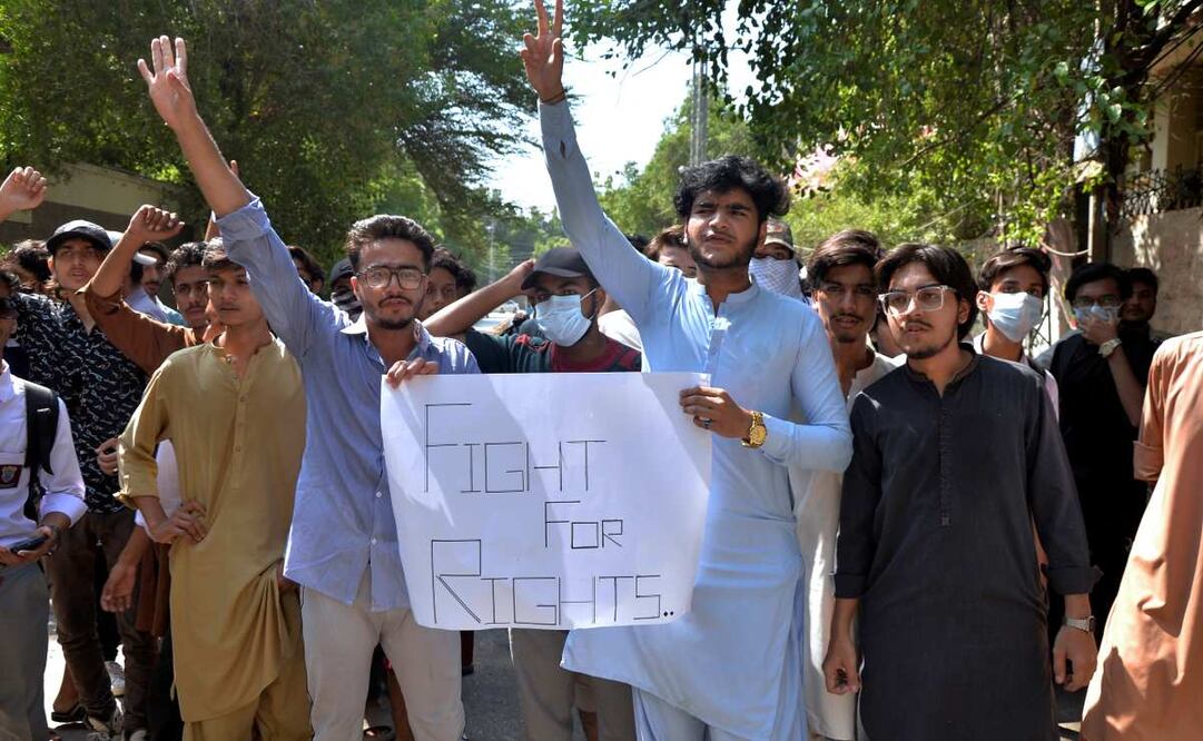 Estudiantes corean lemas sobre una supuesta violación ocurrida en un campus en Punjab, durante una protesta en Hyderabad, Pakistán, el jueves 17 de octubre de 2024. Foto: AP