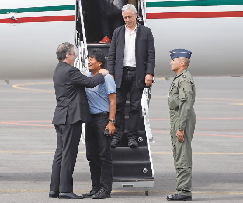 El canciller Marcelo Ebrard recibió en calidad de asilo político a Evo Morales apenas éste hubo descendido del avión. Foto: BERENICE FREGOSO. EL UNIVERSAL