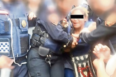 Ahora ambulantes golpean a policías en el Metro Hidalgo