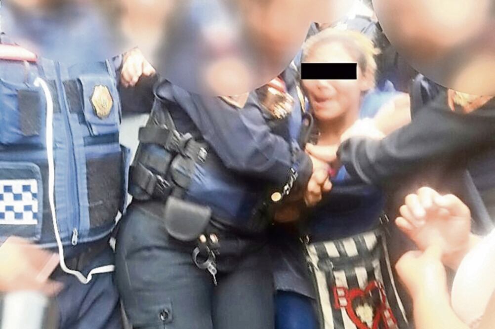 Delito. Cinco mujeres y siete hombres fueron detenidos por sustraer objetos de valor a pasajeros; se les encontraron 25 teléfonos celulares (CORTESÍA SSPCDMX)