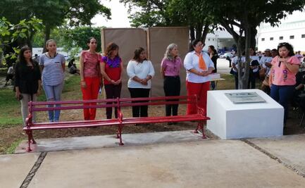 Instalan en Mérida banco rojo en memoria de las víctimas de feminicidio 