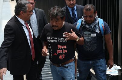 Padres de normalistas entran al Senado