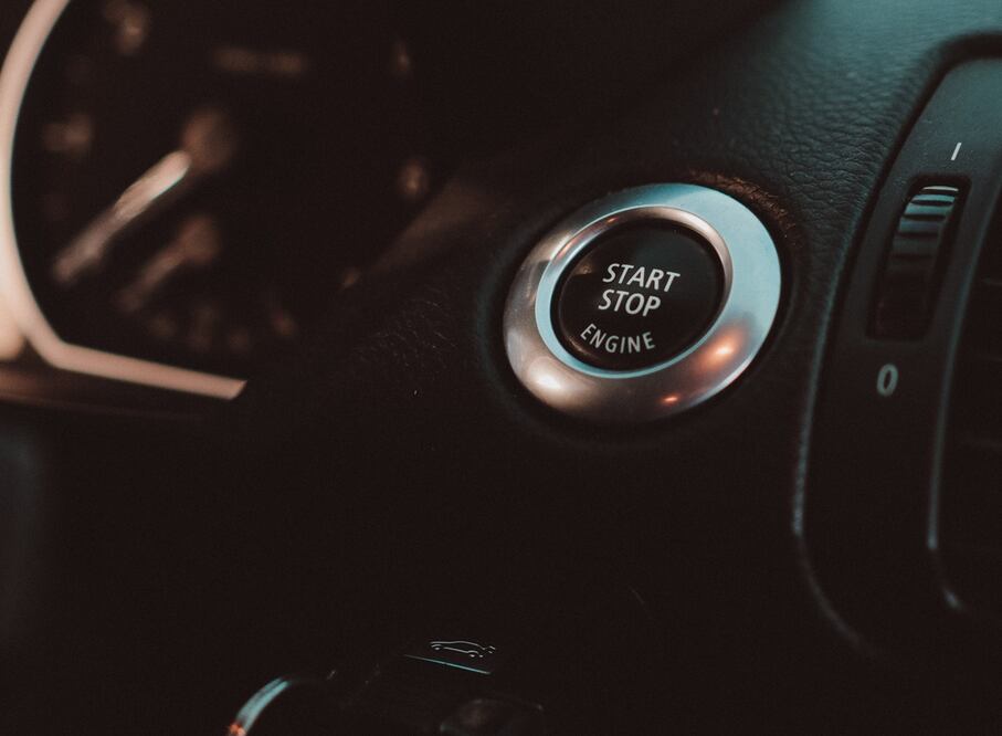 Las fallas eléctricas son una causa común por la que los autos no encienden / Foto: Pexels