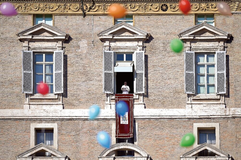 El papa Francisco se dirige a los peregrinos para rezar ayer el Ángelus enfrente de la Plaza de San Pedro, en el Vaticano (FILIPPO MONTEFORTE. AFP)