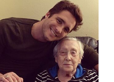 Diego Boneta con el corazón destrozado despide a su abuelita
