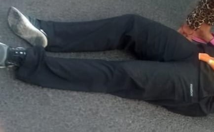 Balean a conductora de Mercedes Benz tras dejar a sus hijos en primaria de la GAM 