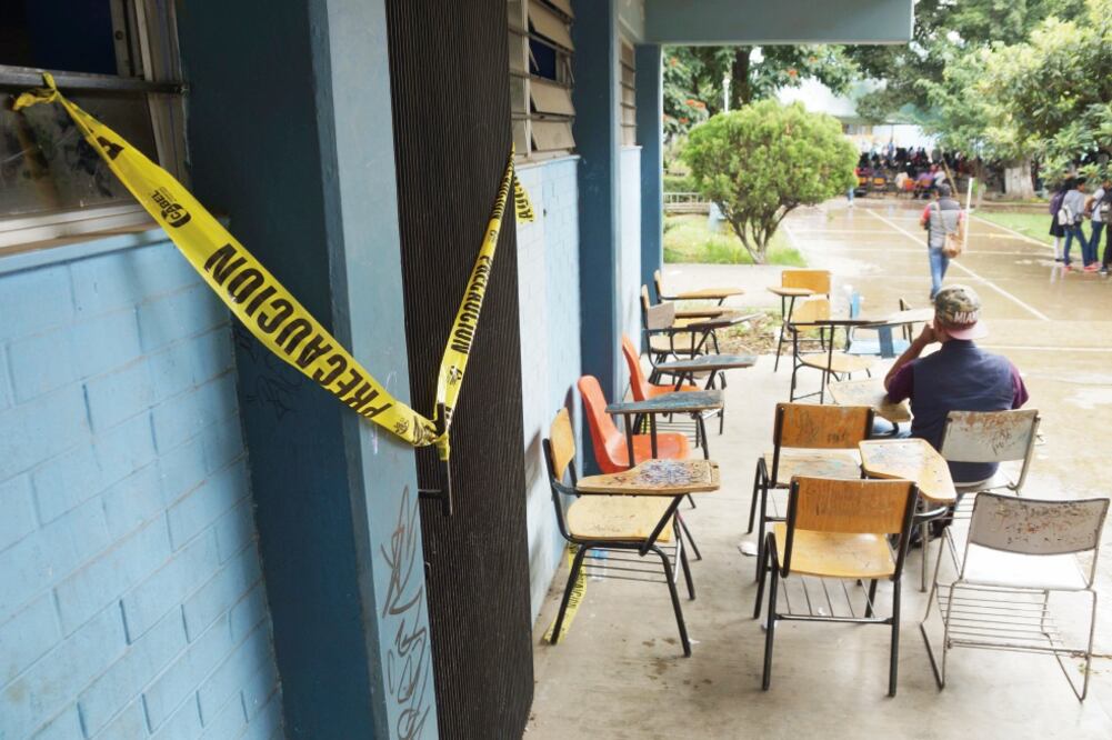 Los sismos de septiembre causaron afectaciones en 3 mil 476 planteles de Oaxaca; sólo hay clases en 76% de las escuelas de educación básica. (EDWIN HERNÁNDEZ. EL UNIVERSAL)