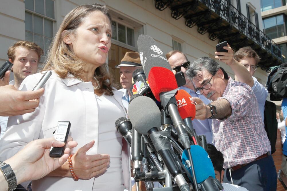 Chrystia Freeland, ministra de Relaciones Exteriores de Canadá, atiende a los medios al salir de la oficina de la representación comercial de Estados Unidos donde negocia el TLCAN (JACQUELYN MARTIN. AP)