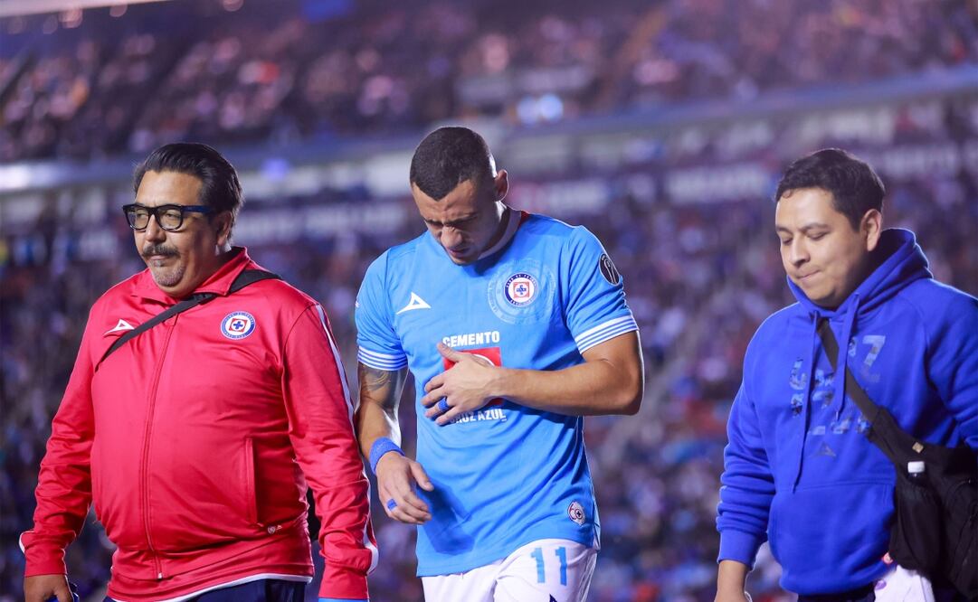 Se encienden las alarmas en Cruz Azul; Giorgos Giakoumakis salió lesionado - Foto: Imago7